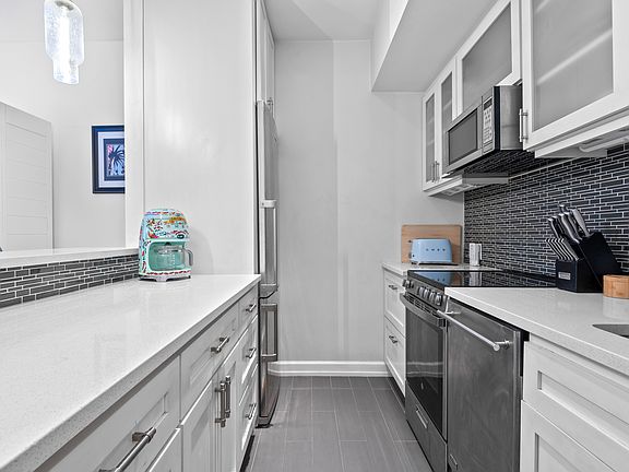 4th image of 22 Irving Pl APT 4B