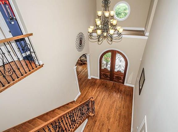 4th image of 204 E Clarendon St