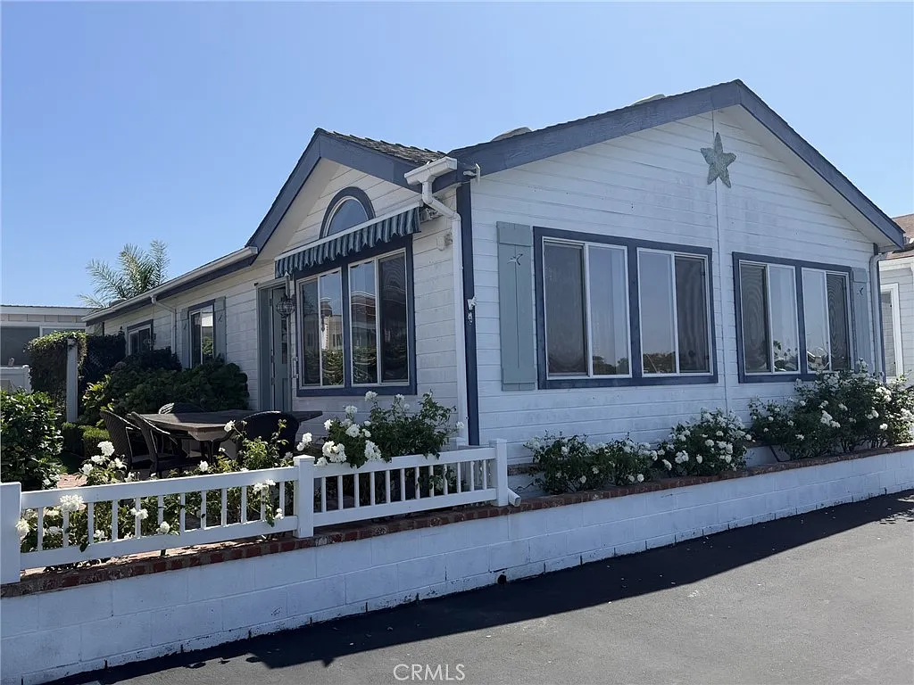 2 bed, 2.0 bath, 1125 sqft, $8,600 — Photo 3