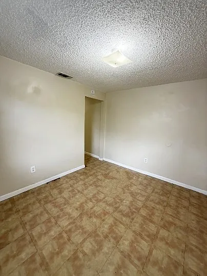 2911 East 33rd Avenue - B — Photo 3