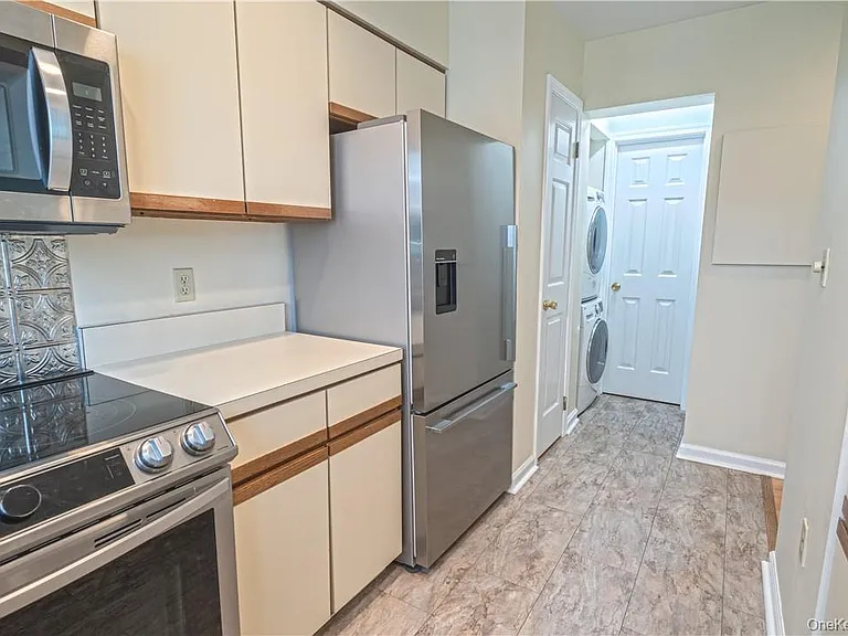 16 Hudson Point Ln — Photo 3