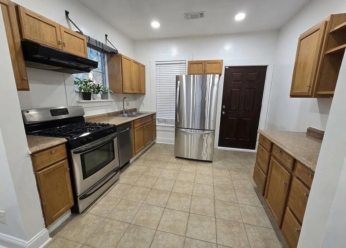 2 bed, 2.0 bath, 878 sqft, $2,100 — Photo 3