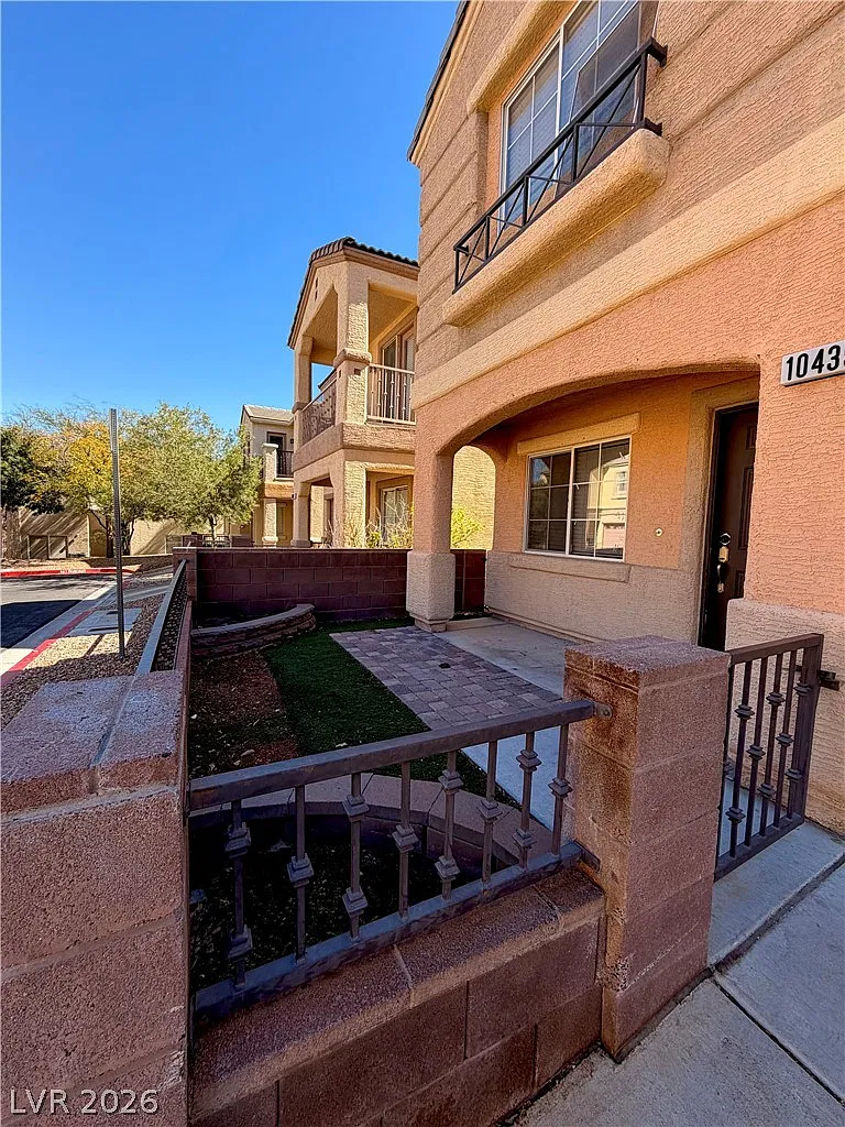 2 bed, 2.5 bath, 1372 sqft, $2,300 — Photo 3