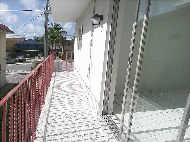 461 SW 7th St #5 — Photo 7