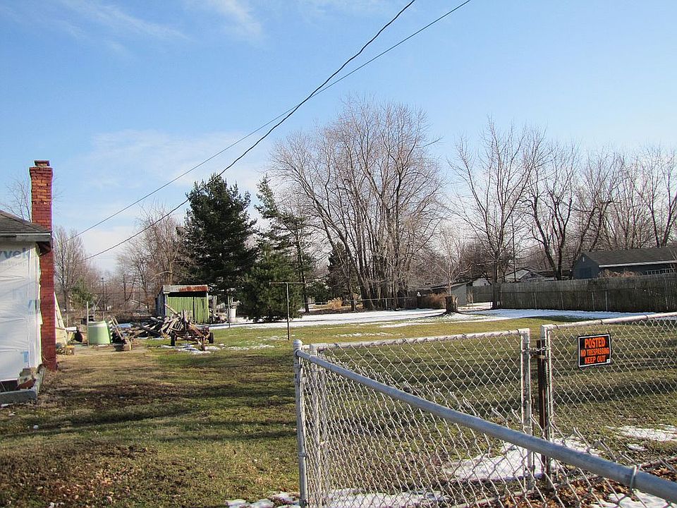 1st image of 8 Iroquois Ave