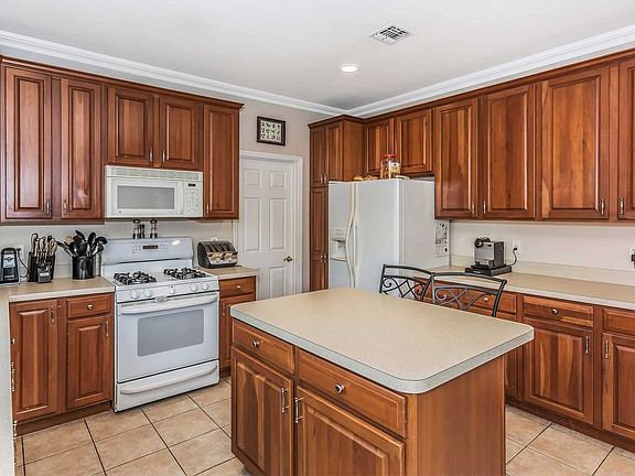 2nd image of 19 Woodridge Ln