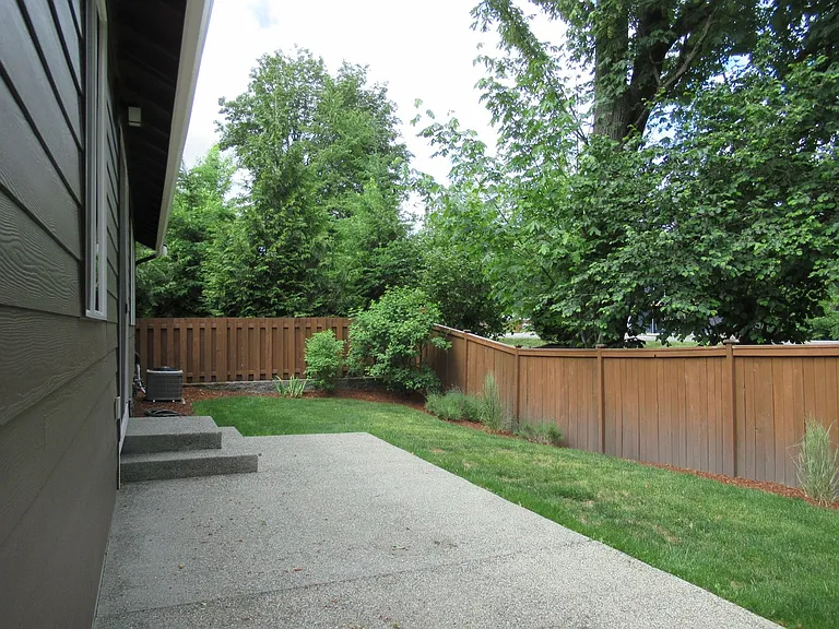 1652 SE 12th St — Photo 17