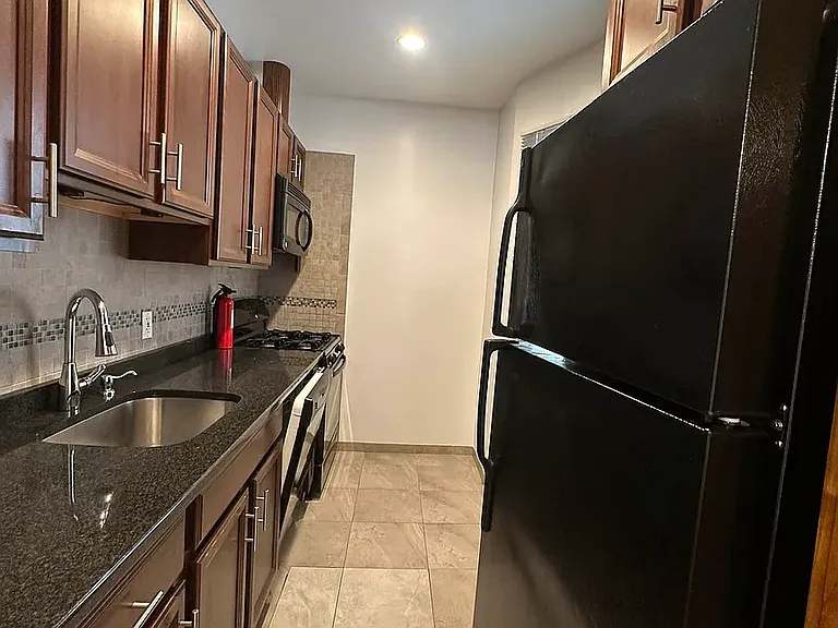 107 E 4th St #1 — Photo 4