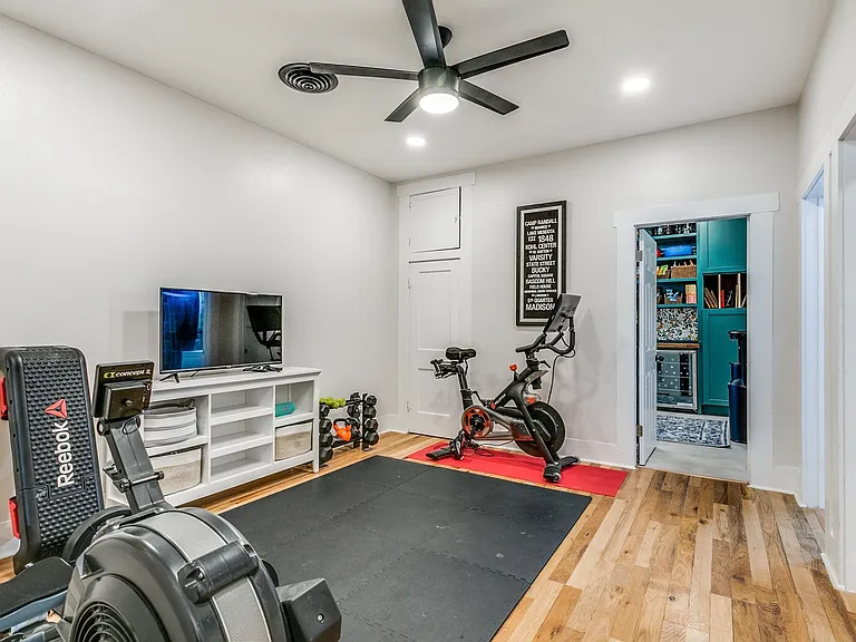 1004 Edison Dr — Photo 10