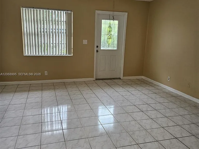 1008 NE 34th Ct #A — Photo 2