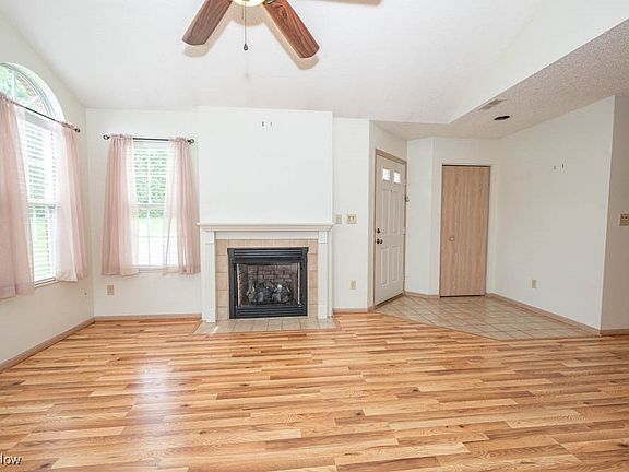 5th image of 41 Newton Square Dr Unit 2