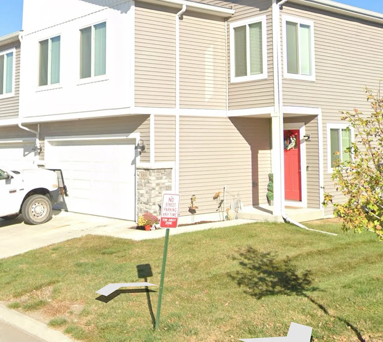 877 NE Larkspur Ave — Photo 1