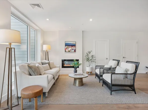1 Wyeth Way #204, Falmouth, ME 04105