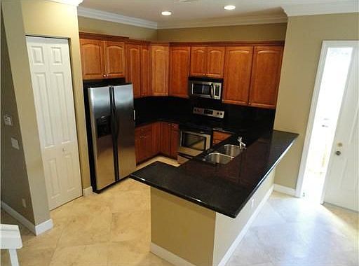 4th image of 850 SW 11th Ct