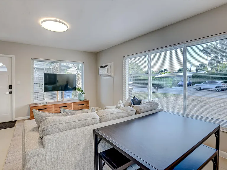 1005 NE 17th Ct — Photo 3
