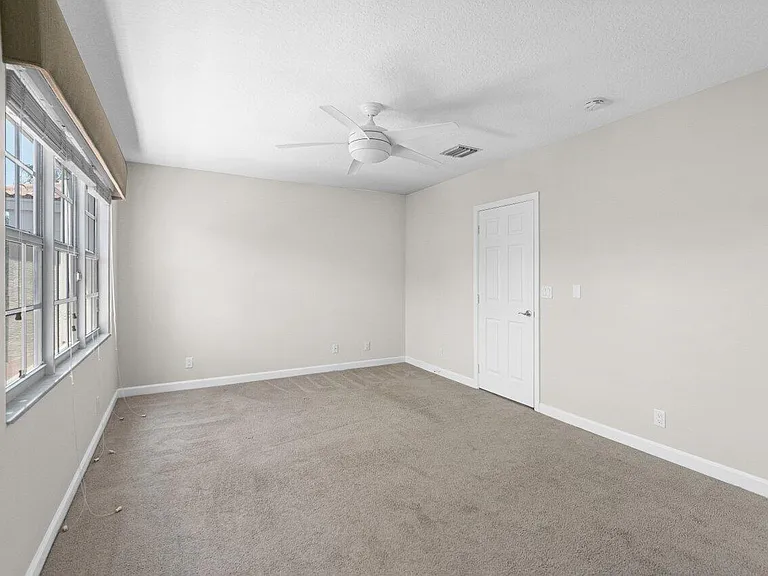 526 Commons Dr — Photo 17