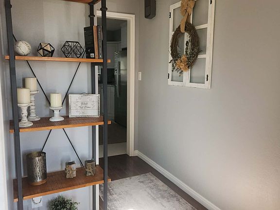 5th image of 835 Essex Cir