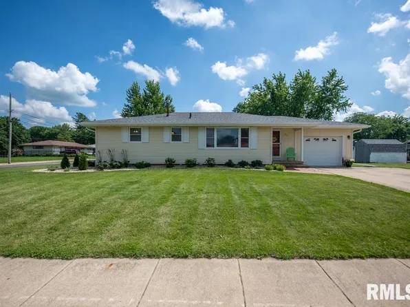 801 W Randolph St, Roanoke, IL 61561