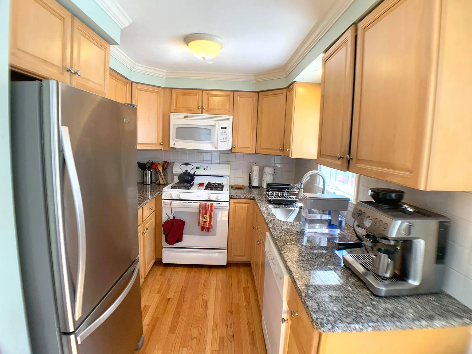 2 bed, 1.5 bath, 1100 sqft, $3,200 — Photo 3