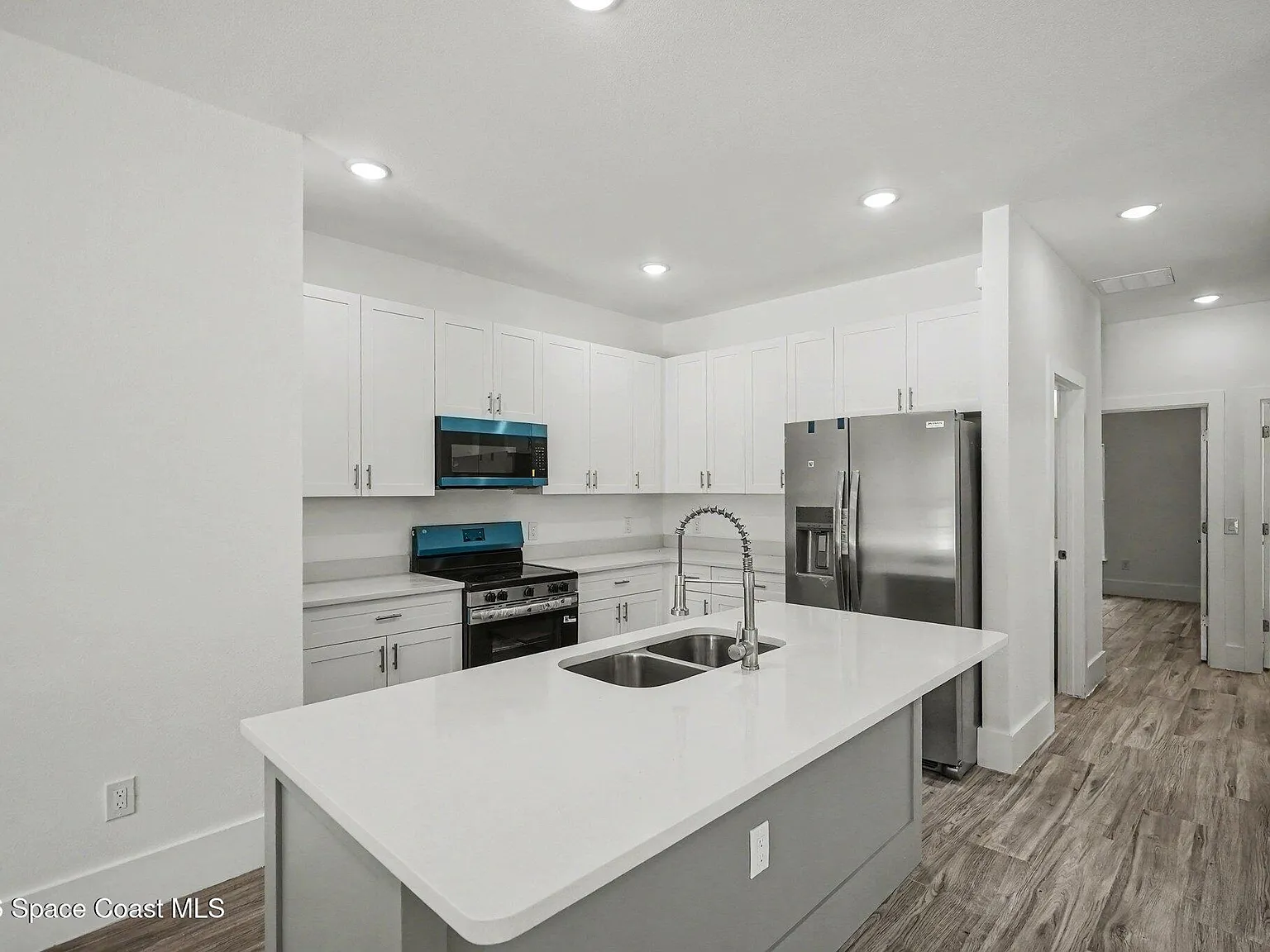 4 bed, 2.0 bath, 2264 sqft, $3,100 — Photo 3