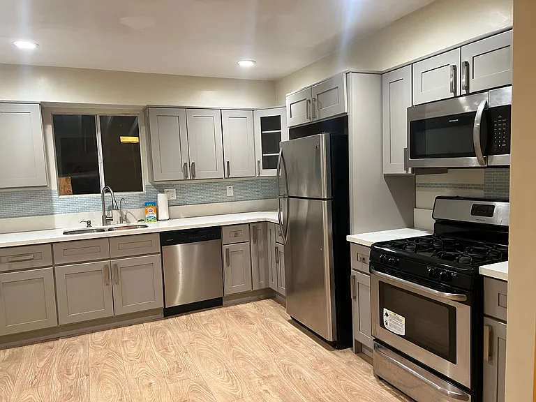 2118 N Marengo Ave — Photo 9