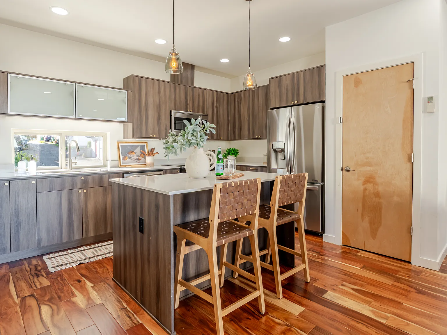 3 bed, 2.5 bath, 1619 sqft, $4,200 — Photo 3