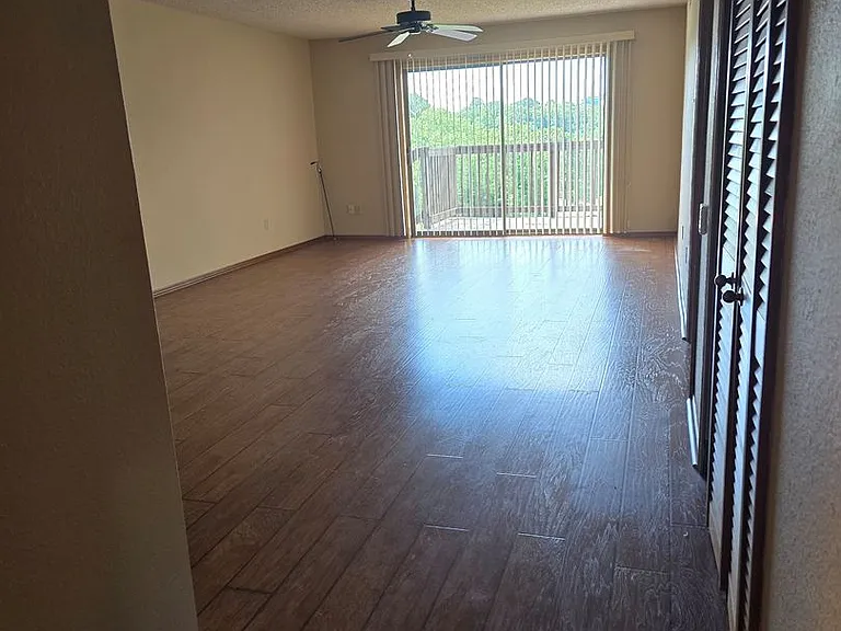 210 Carl Dr #B4 — Photo 2