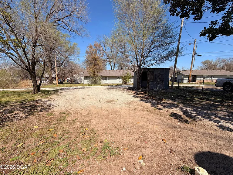1013 E Broadway St — Photo 9