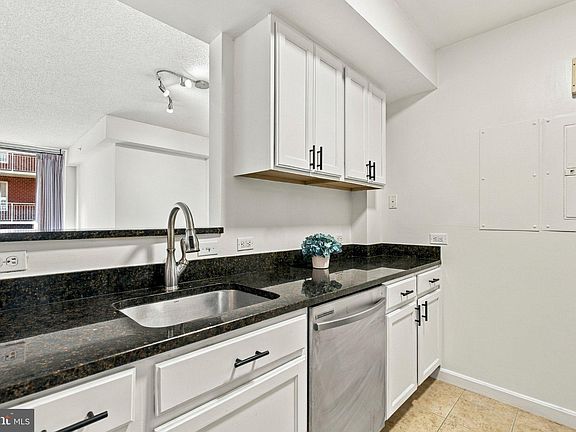 4th image of 880 N Pollard St APT 406