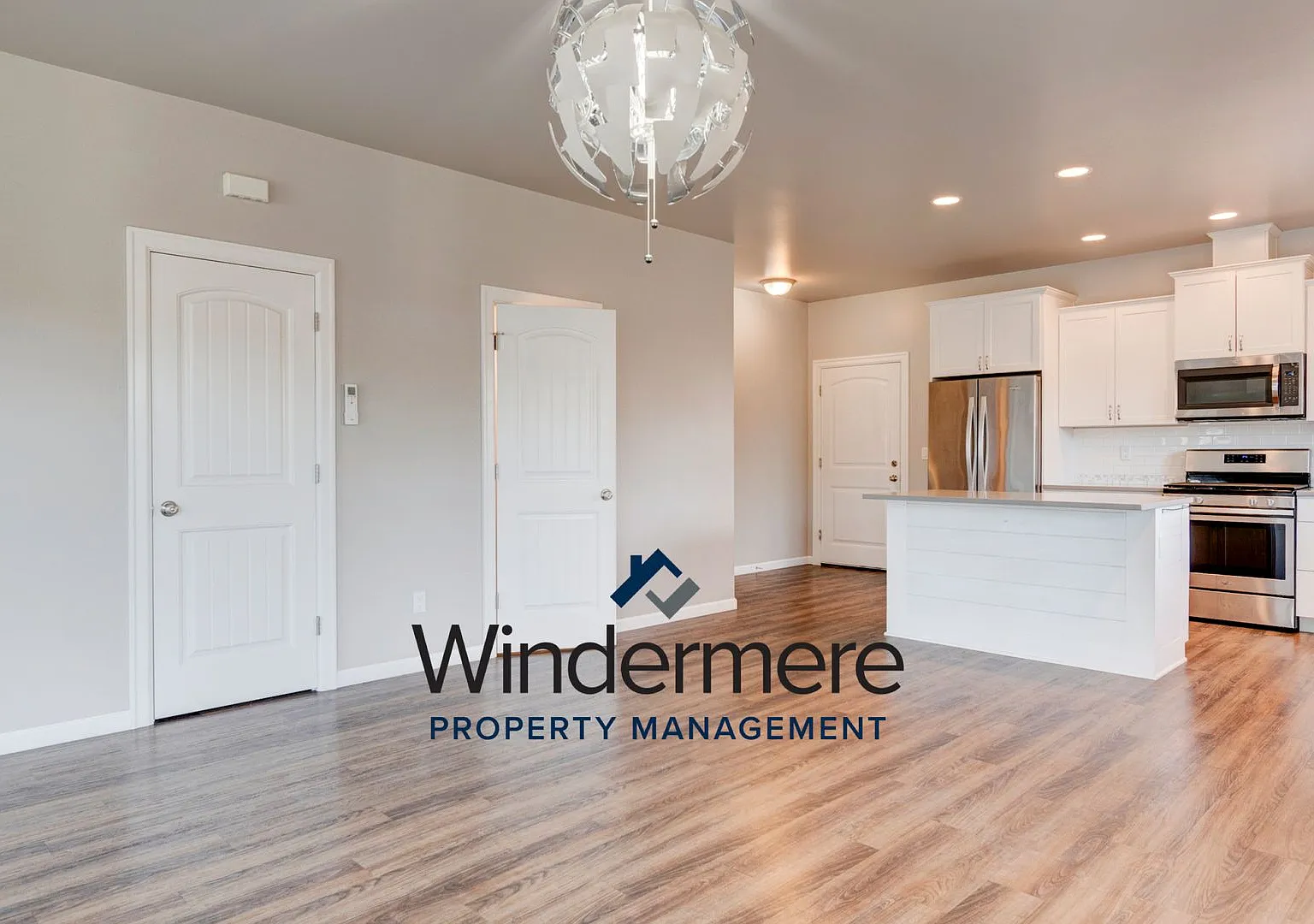 Charming 3-bedroom, 2.5-bathroom home — Photo 4