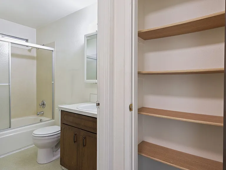 2210 26th Ave NE #5 — Photo 13