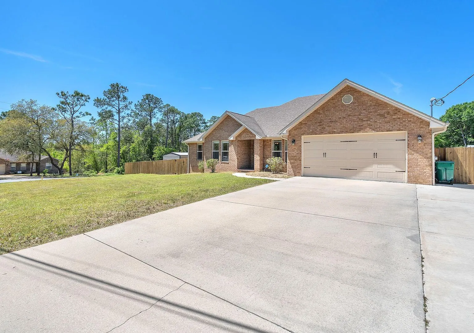Stunning 4 Bedroom in PRIME Location!! South of I-10!! — Photo 2