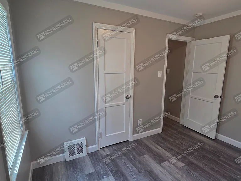 8460 Timken Ave — Photo 8