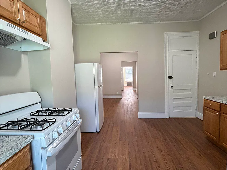 100 Kingsland Ave #1R — Photo 6