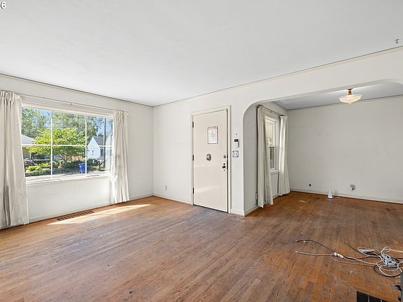 5th image of 11209 SE Pine Ct