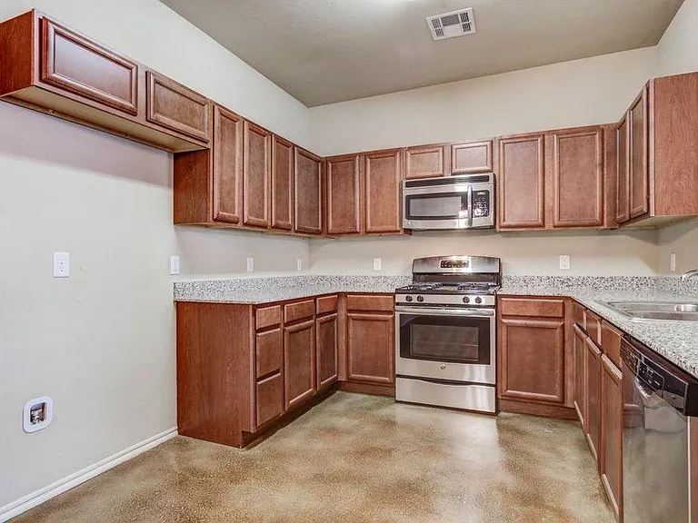 114 Ashley Dr — Photo 3