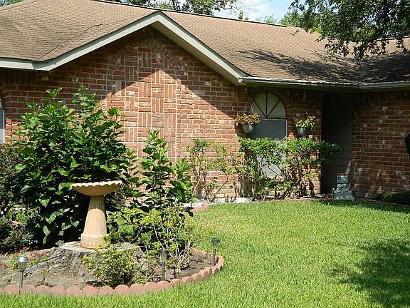 Neat front yard landscaping and open entry way that features some exceptional brickwork.