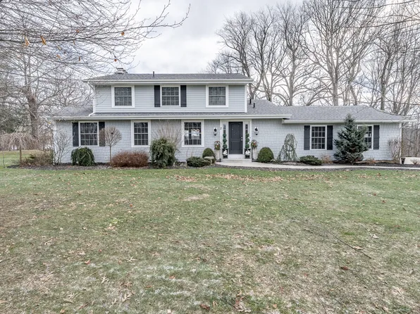 2 W Hill Cir NE, Hartville, OH 44632