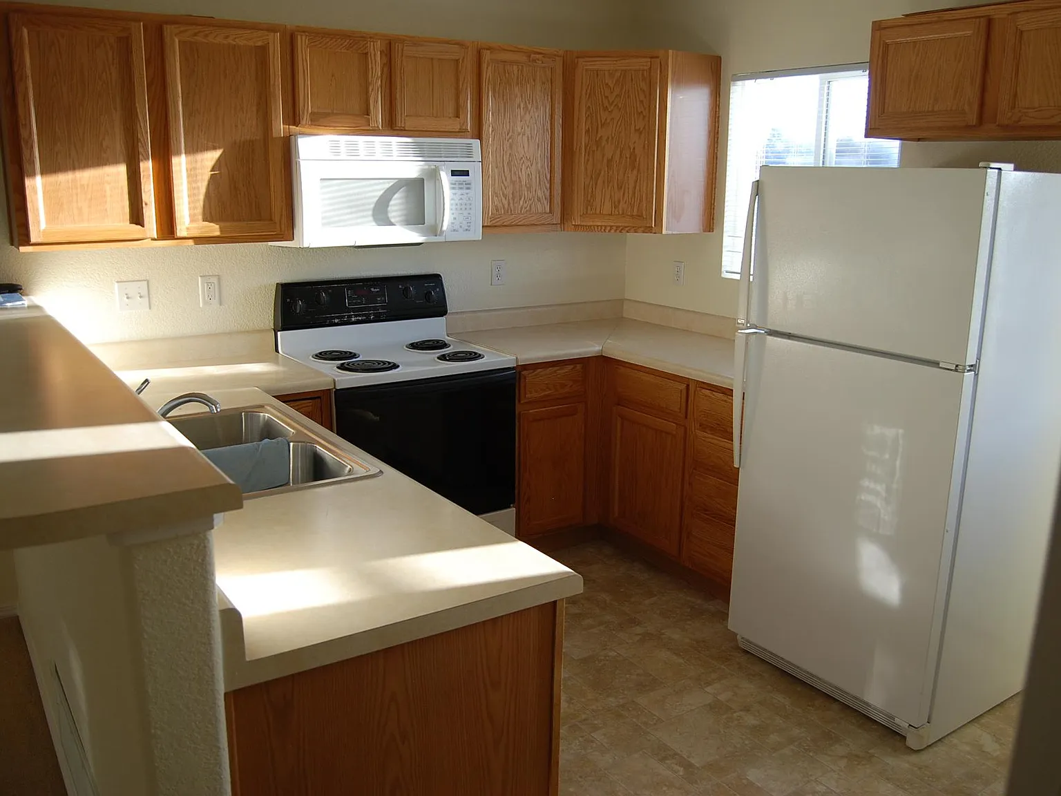 2 bed, 1.5 bath, 1050 sqft, $1,850 — Photo 2