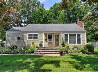 32 Roosevelt St, Pt Jefferson Station, NY 11776
