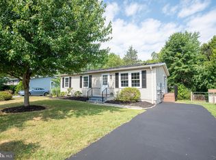 73 E Locust Ln, New Oxford, PA 17350
