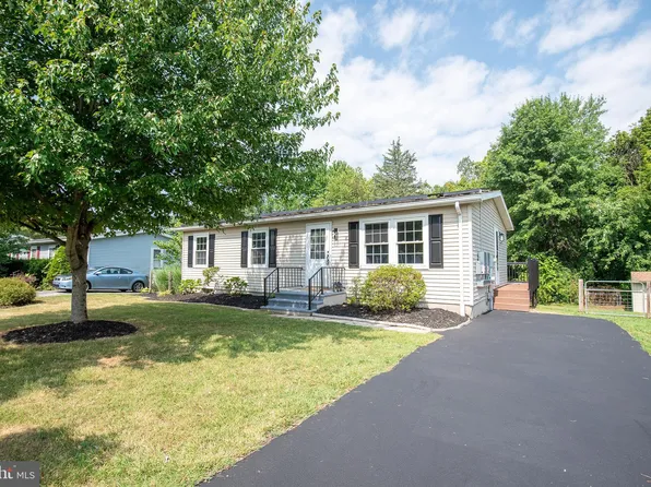 73 E Locust Ln, New Oxford, PA 17350