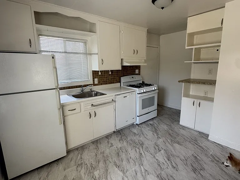 205 N Bayview Ave — Photo 2