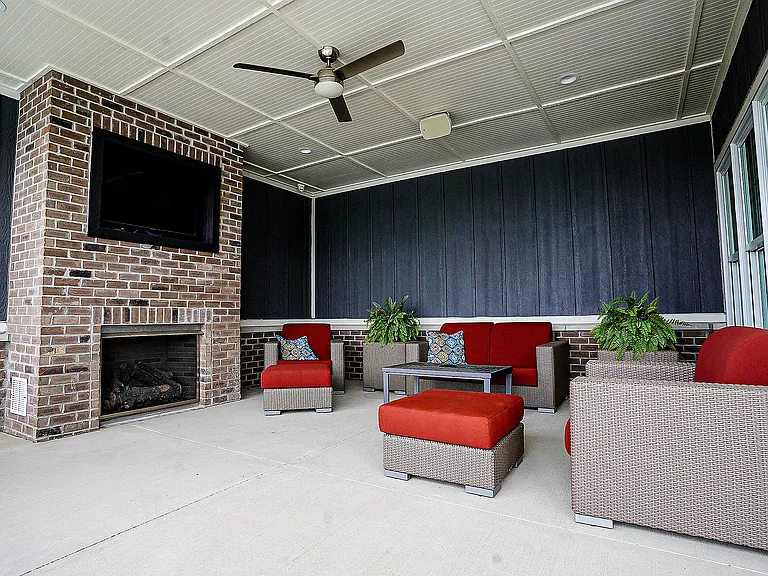 End your day fireside. Our outdoor lounge is made for laid-back evenings and weekend hangouts.