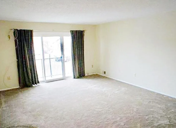 Living Room - 406 Lancaster Ct