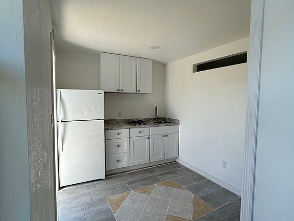 2nd image of 601 E Cleveland Ln