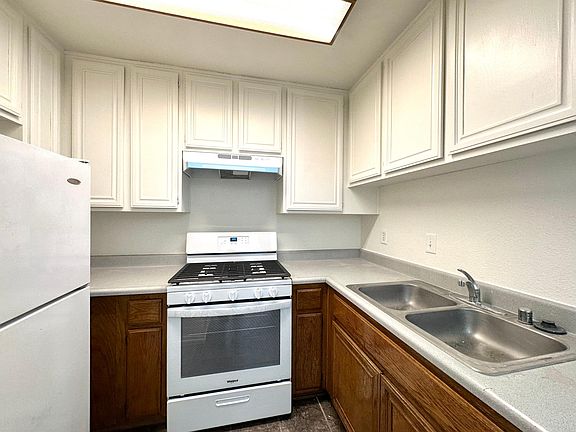 4th image of 13512 Moorpark St APT 205