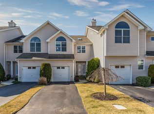 2703 Willow Pond Dr, Riverhead, NY 11901
