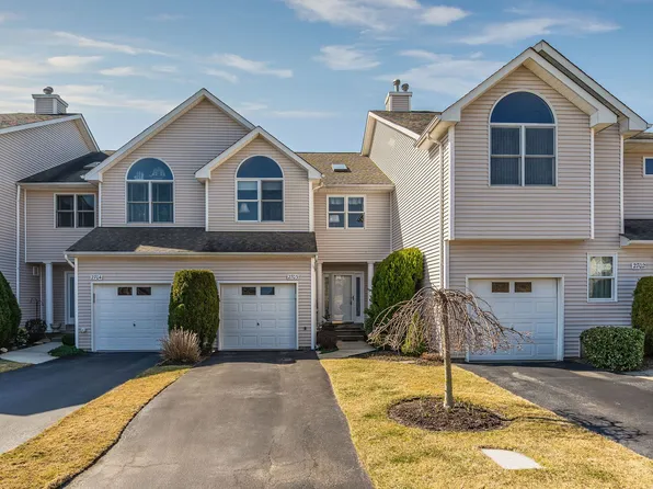 2703 Willow Pond Dr, Riverhead, NY 11901