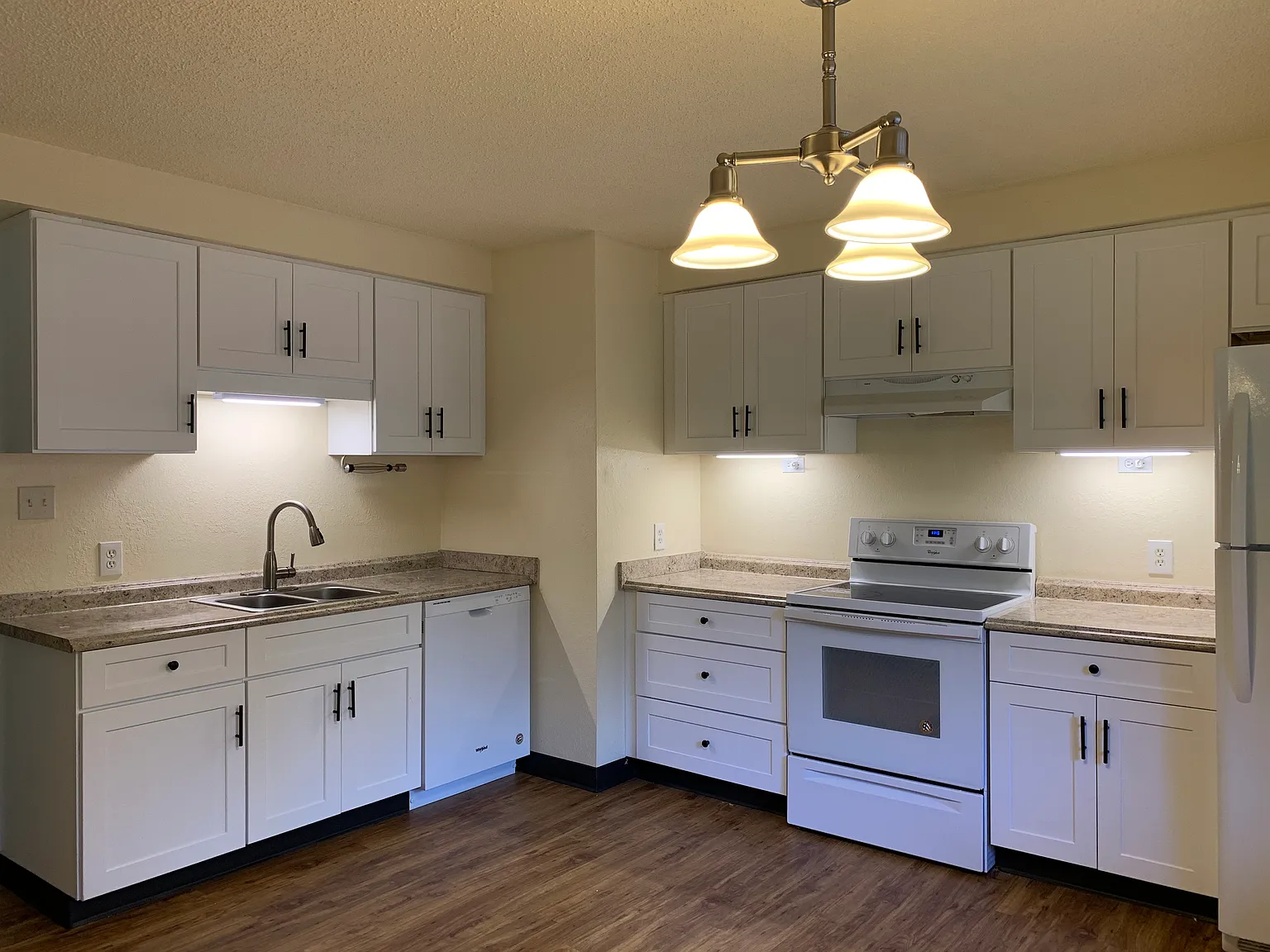2 bed, 827 sqft, $1,600 — Photo 3